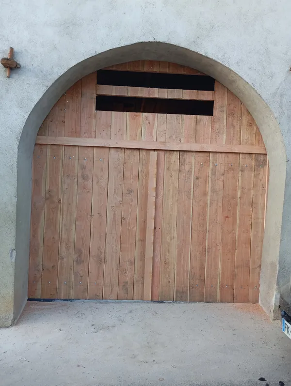 Porte de garage trois ventaux
